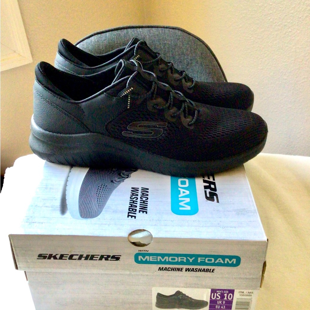 NWT Sketchers Bounder Memory Foam Shoes